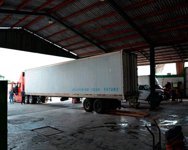 trailer con caja blanca